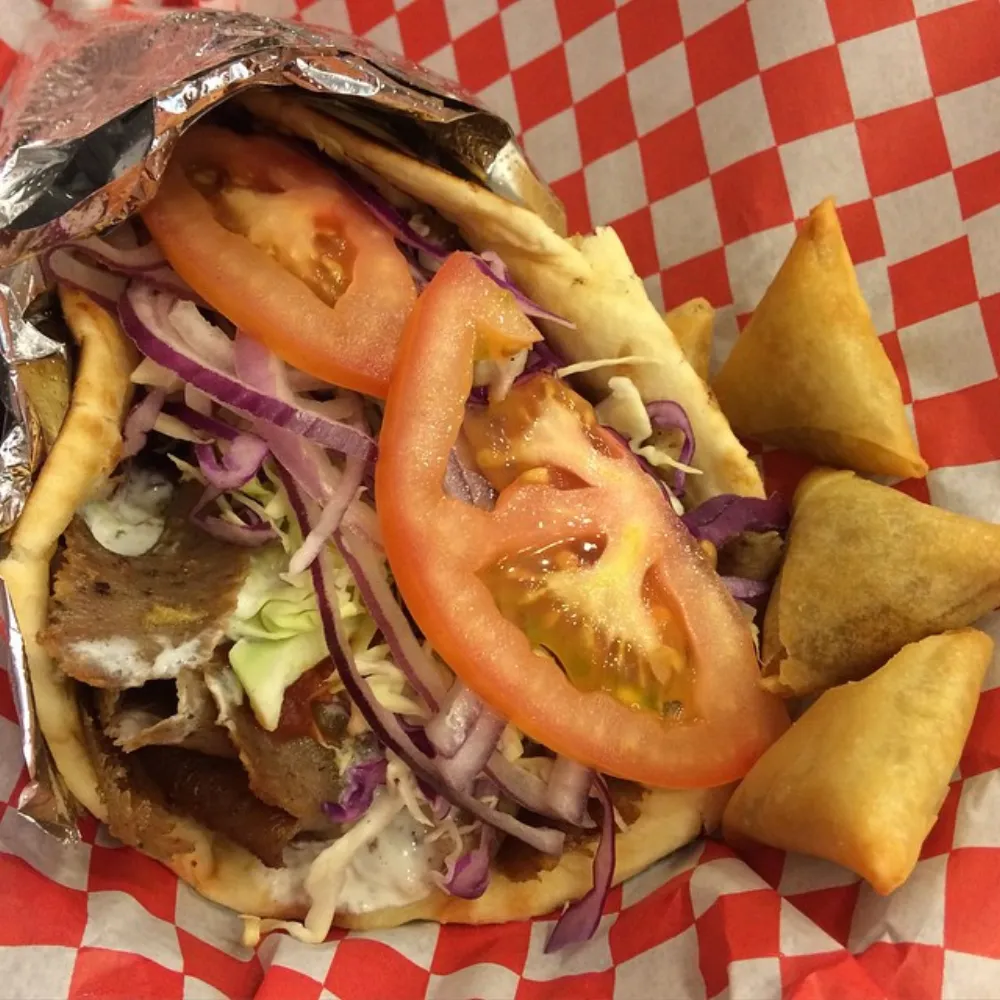 Shawarma auf einem Holzbrett
