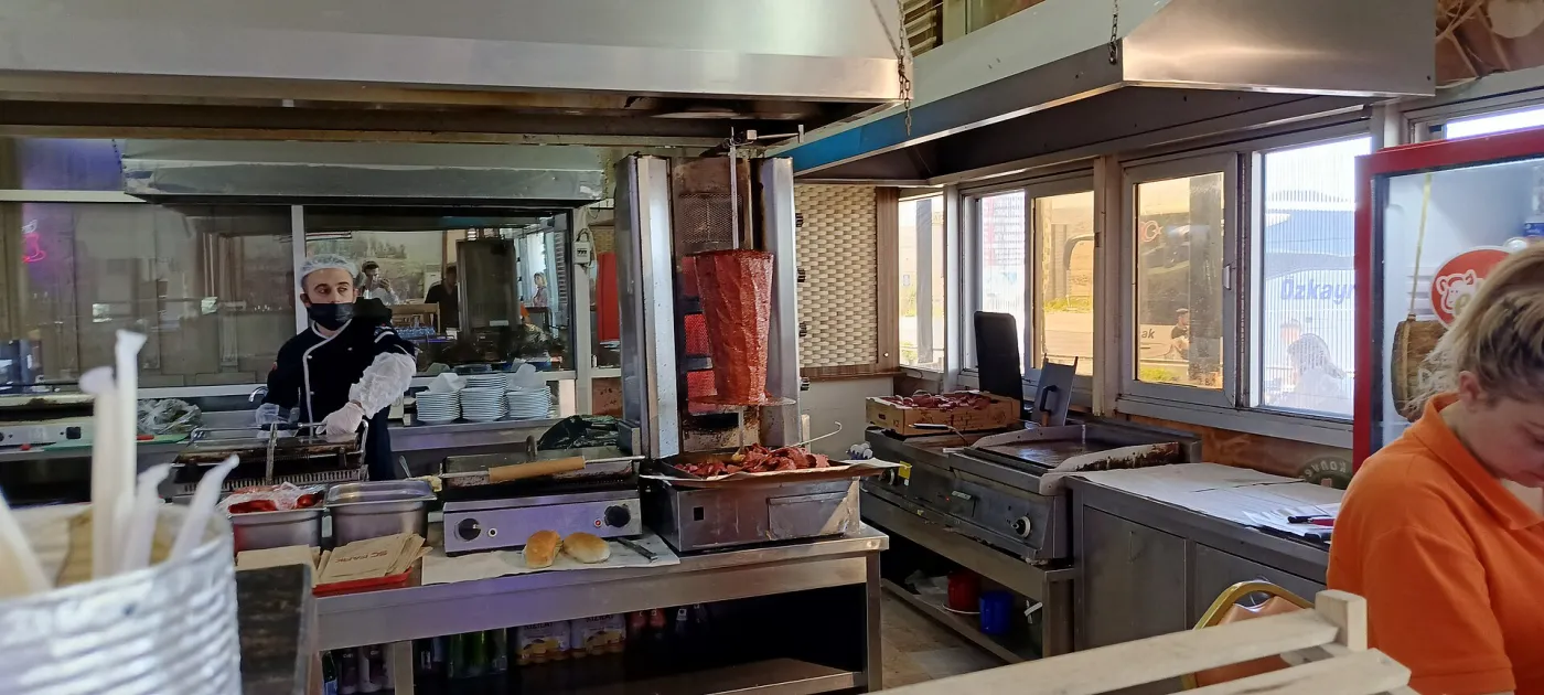 Frisch gerollte Shawarma vom Drehspieß